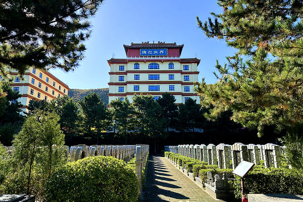灵山宝塔陵园简介，灵山脚下的园林